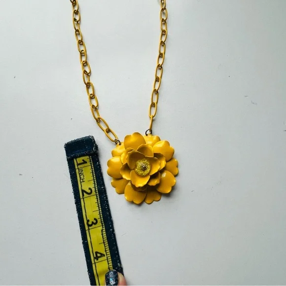 Boutique Metal Statement Flower Yellow Adjustable Necklace - Picture 4 of 4